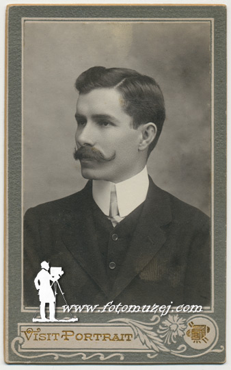 Muškarac sa brkovima (autor Čedomir Antonijević)