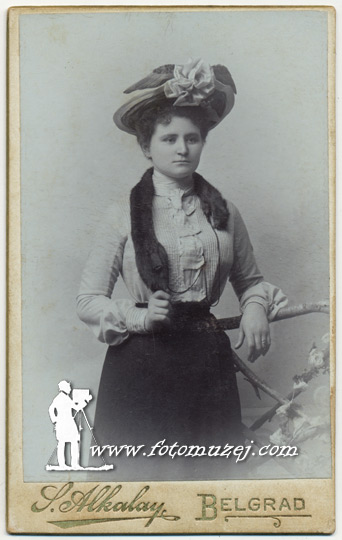 Dama sa šeširom (autor Solomon Alkalaj)