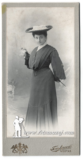 Gospođa sa šeširom i štapom (autor S. Tomlinović)
