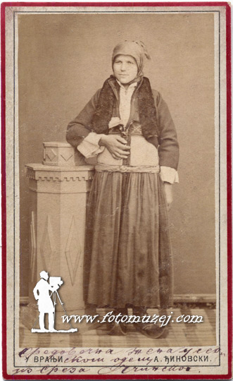 Žena u seoskom odelu (autor Aleksandar Đinovski)