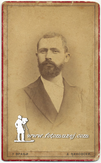 Muškarac sa bradom i brkovima (autor Aleksandar Đinovski)