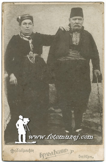 Stariji bračni par u narodnom odelu (autor Ljubiša Đonić)