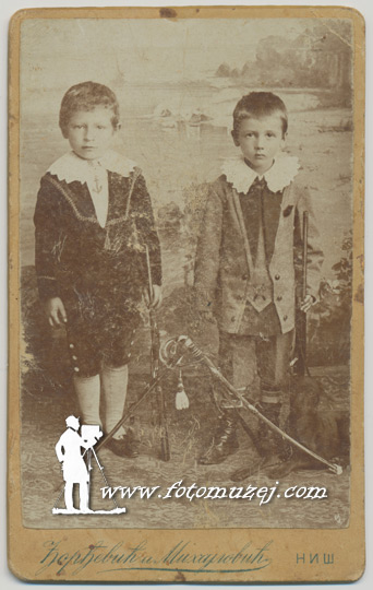 Dva dečaka sa puškama i psom (autor Lazar Đorđević)