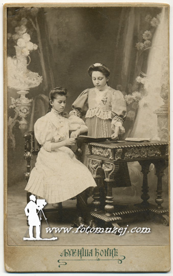 Dve devojčice čitaju knjigu (autor Ljubiša Đonić)