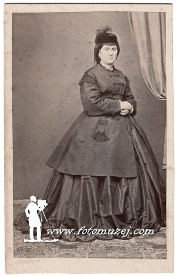 Dama u viktorijanskoj haljini (autor Florijan Gantenbajn)