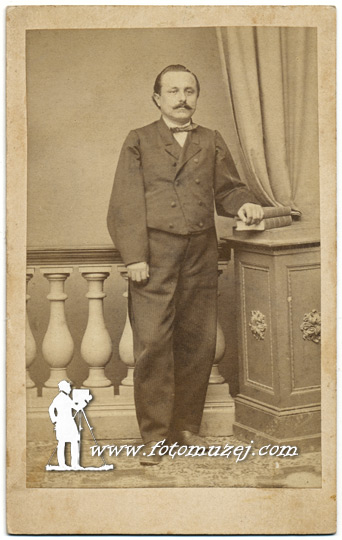 Muškarac sa knjigama (autor Florijan Gantenbajn)