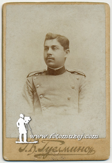 Muškarac u vojnoj uniformi (autor Josif Guelmino)