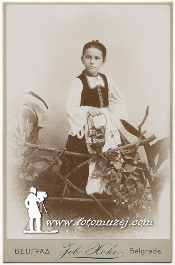 Devojčica u narodnoj nošnji (autor Jovan Hoke)