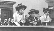 Sifražetske vođe u prostoru za optužene u bow streetu, london, 24. oktobra 1908. christabel pankhurst, gđa drummond, gđa pankhurst.