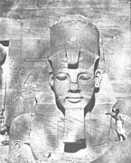 Statua ramzesa ii na fasadi hrama u abu simbelu, nubija