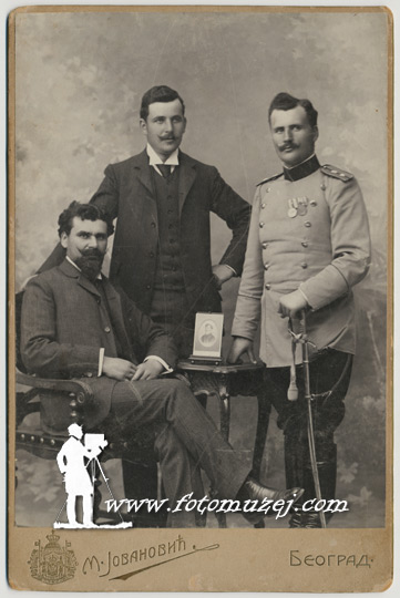 Pešadijski oficir Dušan M. Đorđević sa prijateljima (autor Milan Jovanović)