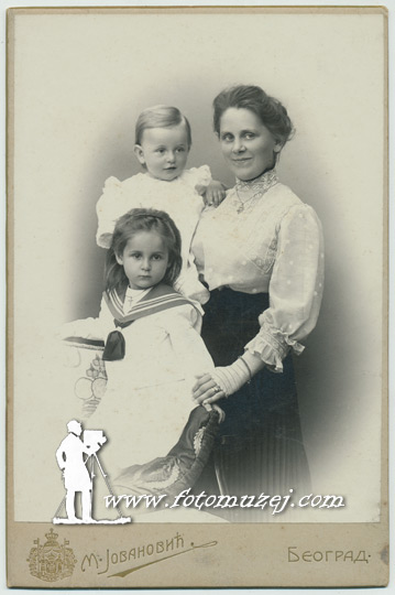 Sofija Lončarević sa ćerkom Olgom i sinom Dušanom (autor Milan Jovanović)