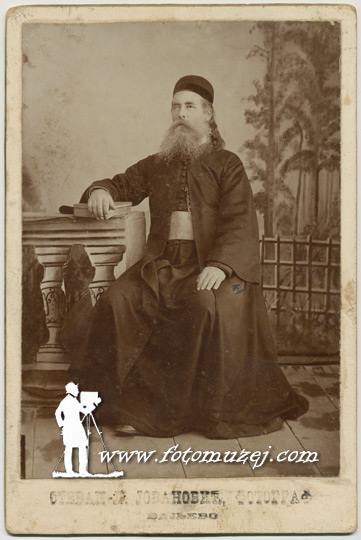 Pravoslavni sveštenik sa knjigom (autor Stevan Jovanović)