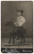 Dečak na drvenom konjiću
