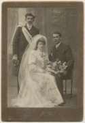 Mladenci Andreja i Savka Mladenović sa starim svatom