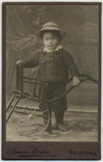 Dečak sa kolicima