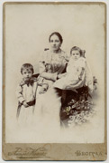 Majka sa decom, Milovanom i Nadom