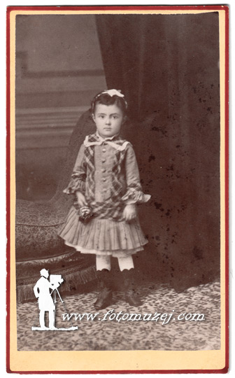 Devojčica sa kitom cveća (autor Dimitrije Krstović)