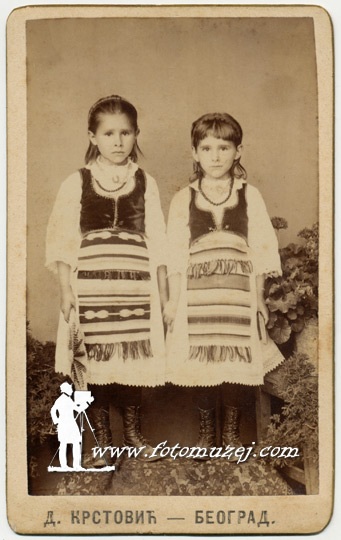 Dve devojčice u narodnoj nošnji (autor Dimitrije Krstović)