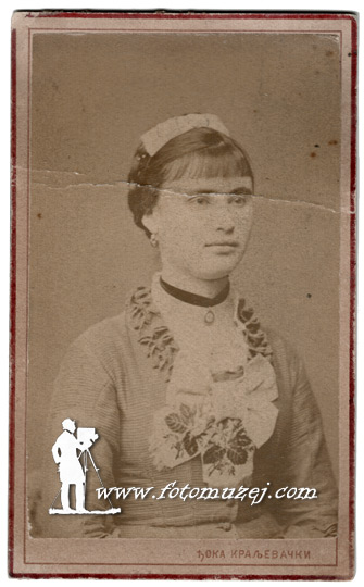 Gospođica sa medaljonom (autor Đoka Kraljevački)