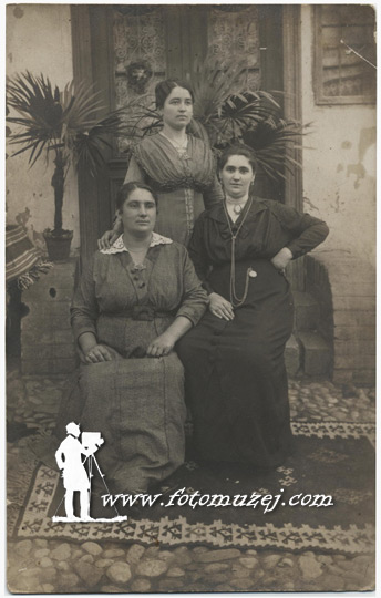 Mica sa sestrom i prijateljicom Julijom (autor Mihailo Krstić)