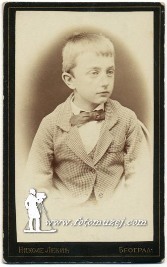 Dečak sa leptir mašnom (autor Nikola Lekić)