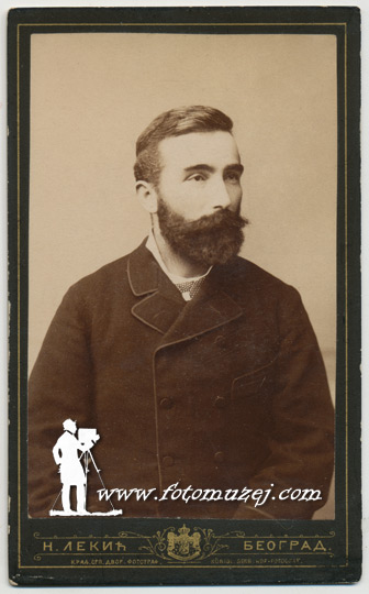 Muškarac sa brkovima i bradom (autor Nikola Lekić)