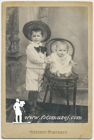 Dečak sa šeširom i mlađim bratom (autor Lazar Mojsilović)