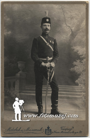 Muškarac u uniformi sa sabljom (autor Kosta Makević)