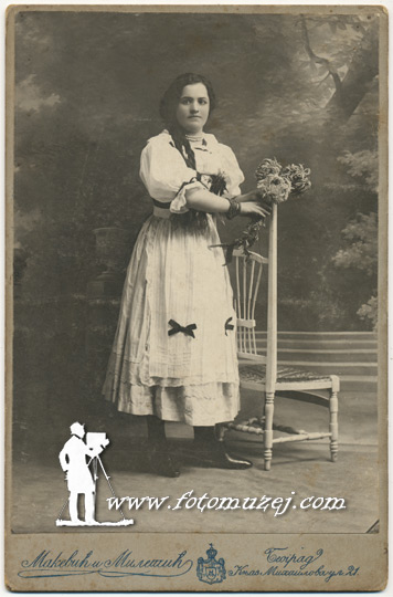 Devojka sa buketom cveća (autor Kosta Makević)