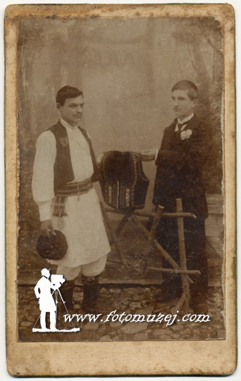 Dva muškarca drže jelek (autor Mihailo Majer)