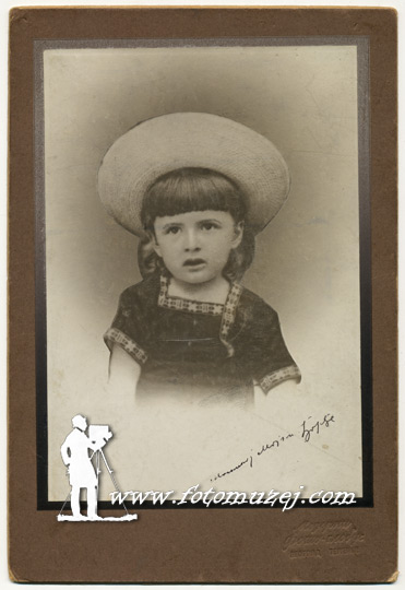 Devojčica sa slamnatim šeširom (Atelje Moderni foto - Globus)