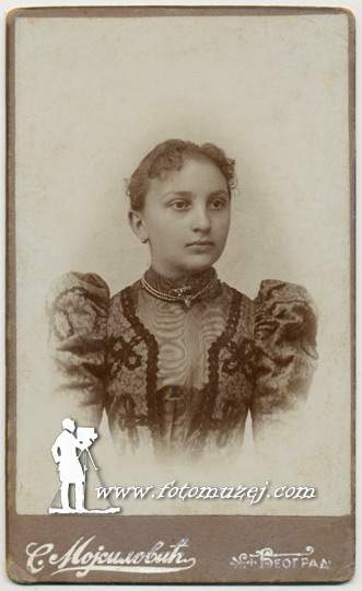Devojka sa zlatnim lančićem (autor Savitaj Mojsilović)