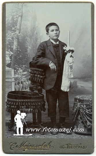 Dečak sa slavskom svećom (autor Savitaj Mojsilović)