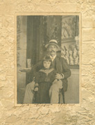 Muškarac sa šeširom i devojčica u mornarskom odelu