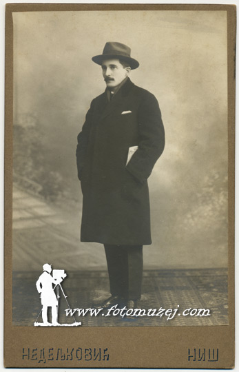 Muškarac u kaputu i šeširu (autor Sotir Nedeljković)