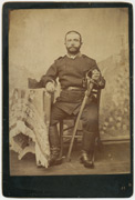 Muškarac u vojnoj uniformi sa sabljom