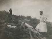 Priprema za sahranu pomrlih vojnika od gladi i tifusa