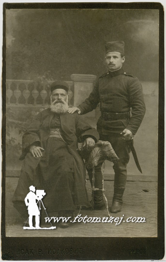 Sveštenik sa sinom vojnikom (autor Isak Isaković)