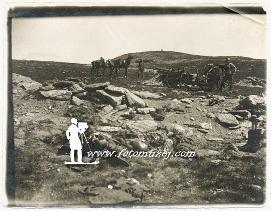 Zarobljeni bugarski top i bugarski leševi, 1917. godina (autor Nikola Matejić)