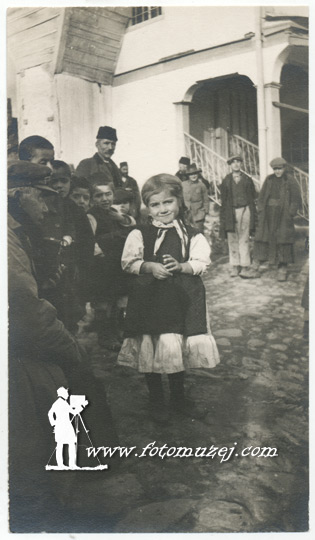 Devojčica na vašaru (autor Dragomir Glišić)