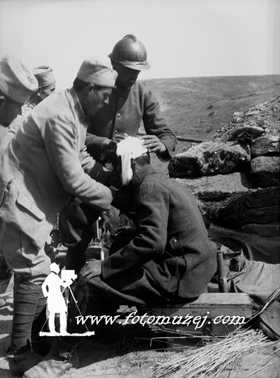 Previjanje ranjenog vojnika na gruniškom polju 1916. godine (autor Dimitrije  Pavlović)