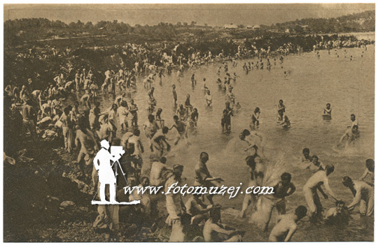 Srpski vojnici na Krfu, kupaju se u moru, 1916. godina (autor Risto Šuković)