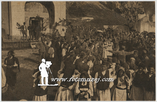 Na Petrov dan 1915. godine, narodno veselje pred crkvom u selu Dobrunu u Bosni (autor Risto Šuković)