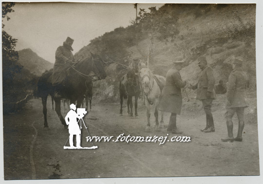 Engleski general Korkran u štabu I Vardarske brigade, polazak na položaj, 1917.godine  (autor V. Vuković)