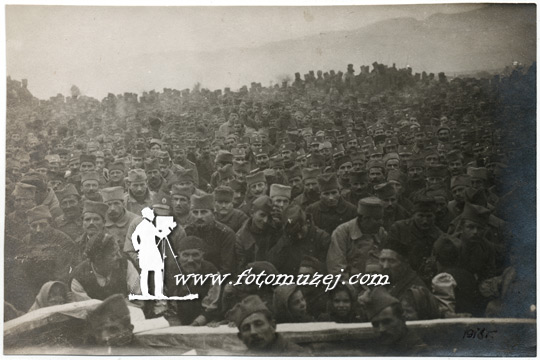 Gledaoci pozorišta Jugoslovenske divizije, 1918.godine  (autor V. Vuković)