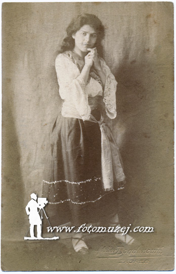 Devojka u vezenoj bluzi (autor Marija Rosandić)