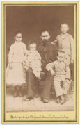 Bolničar Janko Paunović sa decom