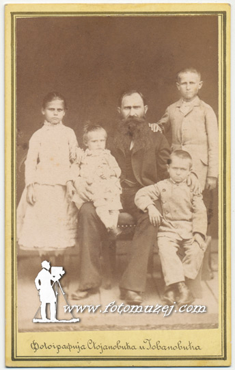 Bolničar Janko Paunović sa decom (autor  Stojanović)