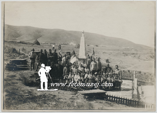 Osvećenje spomenika poginulim vojnicima prilikom prelaza Crne reke, u selu Dobroveni 1918. 02 (autor Milan Vukašinović)